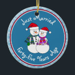 Décoration En Céramique 45e anniversaire Cadeau amusant Couple de neige No<br><div class="desc">Notre couple festif de gens de la neige sont habillés pour le froid dans leurs foulards à motifs, coordonnant mitaines et chapeau de Noël de fête rouge. Message amusant "Juste marié", peu importe la durée de votre famille ou de vos amis célébrant le mariage. Ajoutez leurs noms et la date...</div>