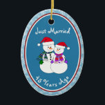Décoration En Céramique 45e anniversaire Couple neige Cadeau Noël<br><div class="desc">Notre couple festif de gens de la neige sont habillés pour le froid dans leurs foulards à motifs, coordonnant mitaines et chapeau de Noël de fête rouge. Message amusant "Juste marié", peu importe la durée de votre famille ou de vos amis célébrant le mariage. Ajoutez leurs noms et la date...</div>