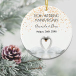 Décoration En Céramique 50e anniversaire du mariage d'or cygnes blancs<br><div class="desc">Deux beaux cygnes amoureux se courbent la tête et forment un coeur. Avec de la pluie de confettis dorés. Arrière - plan blanc élégant, parfait pour un anniversaire de mariage or! Un couple de cygnes reste ensemble pour la vie, ils sont donc le symbole parfait de l'amour. Avec le texte...</div>