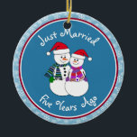 Décoration En Céramique 5e anniversaire Cadeau amusant Couple de neige Noë<br><div class="desc">Notre couple festif de gens de la neige sont habillés pour le froid dans leurs foulards à motifs, coordonnant mitaines et chapeau de Noël de fête rouge. Message amusant "Juste marié", peu importe la durée de votre famille ou de vos amis célébrant le mariage. Ajoutez leurs noms et la date...</div>