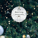 Décoration En Céramique 60e anniversaire du mariage diamant cygnes blancs<br><div class="desc">Deux beaux cygnes amoureux se courbent la tête et forment un coeur. Décoré de faux diamants. Arrière - plan blanc élégant, parfait pour un anniversaire de mariage diamant! Un couple de cygnes reste ensemble pour la vie, ils sont donc le symbole parfait de l'amour. Avec le texte : 60e anniversaire....</div>