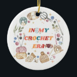 Décoration En Céramique À mon ère de crochet mignonne, Cadeau de maman bri<br><div class="desc">Montrez votre côté créatif avec ce design « In My Crochet Era » 🧶✨ Parfait pour les amateurs de crochet, les tricoteurs et les artisans créatifs qui sont fiers de leur passe-temps. Qu'il soit utilisé sur des chemises, des ornements ou des cadeaux, ce design célèbre la joie relaxante des métiers à base...</div>