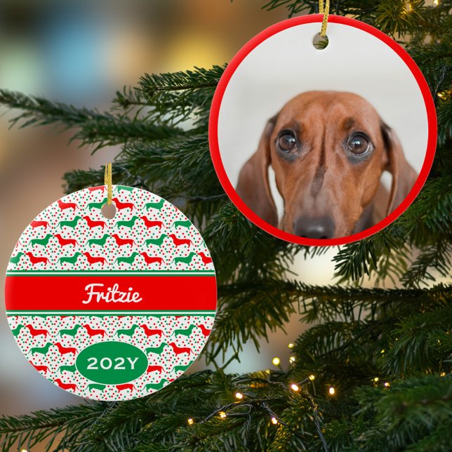 Décoration En Céramique Année photo Dachshund personnalisée (Personalized Photo Ornament. Cute Red and Green Dachshund pattern with Name Year on the back)