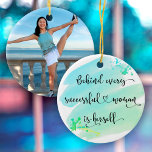Décoration En Céramique Aquarelle bleue Typographie féminine réussie Photo<br><div class="desc">"Derrière chaque femme prospère se trouve elle-même." Alors qui a besoin du Prince Charming ? Faites votre propre "heureux toujours après" et embrassez "girl power" chaque fois que vous raccrochez ce décor de photo en céramique féministe coloré et élégant inspiré avec une typographie manuscrite noire sucrée superposant une eau bleu...</div>