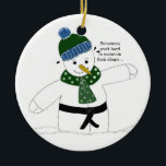 Décoration En Céramique Arts martiaux Snowman<br><div class="desc">Un bonhomme de neige qui fait des arts martiaux. Il porte une ceinture noire ! Un dicton cool ! "Les neigeurs travaillent dur pour maintenir leur forme"</div>