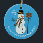 Décoration En Céramique Bah Humbug Grumpy Christmas Snowman Introduire<br><div class="desc">Bah humbug ! Ce design amusant est parfait pour un dîner de Noël, un cadeau d'hôte ou d'hôtesse, ou toute personne un peu antisociale et préférerait éviter la foule cette saison des fêtes. Un bonhomme de neige portant un casquette et une écharpe portant une pancarte sur laquelle on peut lire...</div>