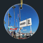Décoration En Céramique Balboa Island Ferry, Newport Beach, Californie<br><div class="desc">Entrée du ferry Balboa Island depuis la zone de loisirs Balboa sur la péninsule de Balboa à Newport Beach, Californie. Le ferry automatique est un moyen amusant et facile de traverser le port de la Fun Zone sur la péninsule de Balboa à l'île de Balboa. Photo prise en novembre 2022....</div>