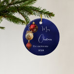 Décoration En Céramique Baubes d'or rouge bleu Noël<br><div class="desc">Un arrière - plan bleu marine aux couleurs inégales. Décoré de billes rouges et or. Personnalisez et ajoutez votre nom,  année. Texte : Joyeux Noël</div>