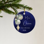 Décoration En Céramique Baubles blancs en or bleu Noël<br><div class="desc">Un arrière - plan bleu inégal. Décoré de baubles blancs et dorés,  un peu de verdure et un cône de pin. Personnalisez et ajoutez votre nom,  année. Texte : Joyeux Noël</div>