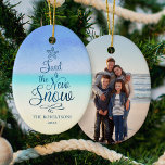Décoration En Céramique Beach Le Sable De Noël Est La Nouvelle Neige<br><div class="desc">Cet ornement de Noël en bord de plage est composé d'une phrase en forme d'arbre - "Sand is the New Snow", sur un arrière - plan de plage abstrait, avec un modèle photo à l'arrière. Visitez la collection pour plus de produits de Noël côtiers, et n'hésitez pas à me contacter...</div>