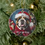 Décoration En Céramique Beau Bulldog avec Santa Hat<br><div class="desc">Ce magnifique dessin de Noël montre un doux bulldog portant un chapeau et une couverture de Père Noël rouge.</div>