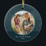 Décoration En Céramique Beau Motif géométrique bleu Noël<br><div class="desc">Ce magnifique ornement de vacances en bleu d'hiver comprend une photo encadrée circulaire centrale, et nom et année en simple typographie blanche. Cet ornement branché est orné d'un motif géométrique à rayures bleu faux et d'un arrière - plan bleu foncé. Veuillez consulter cette collection festive saisonnière pour obtenir des options...</div>