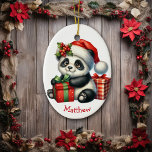 Décoration En Céramique Bébé Père Noël Panda Ours Noël<br><div class="desc">Sur le devant de ce joli ornement de Noël pour enfants est un adorable petit ours panda assis avec ses cadeaux. Il porte un chapeau de Père Noël rouge et blanc et une sainte griffe. Votre nom personnalisé est en bas. Le dos de l'ornement a un joyeux message de Noël...</div>