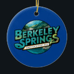 Décoration En Céramique Berkeley Springs Illustration Logo de voyage<br><div class="desc">Berkeley Springs design de voyage vectoriel rétro. Niché dans les montagnes de la Virginie-Occidentale,  Berkeley Springs a attiré les visiteurs de ses sources chaudes naturelles et de sa culture artistique unique.</div>