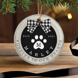 Décoration En Céramique Black Bow Paw Print Memorial Pet Photo Wood Slice<br><div class="desc">Rustic pet memorial photo ornament featuring a rustic faux birch wood slice background decorated with a buffalo black and white plaid bow and white paw print. Customize with your pet's name , year born, year passed and monogram. The reverse side features a place to add your pet's photo. Designed by...</div>