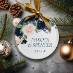 Décoration En Céramique Blooms Chics | Monogramme floral bleu marine et bl<br><div class="desc">Romantique bleu marine et rose vif aquarelle peinte à la main florale agrémentée de laurier botanique et d'accents bleu foncé. De la collection "Boho Bloom", ce somptueux agencement présente vos détails dans un élégant script écrit à la main et un riche bouquet fleur sauvage bohème avec fleurs éclatantes et feuillage...</div>