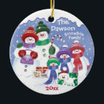 Décoration En Céramique "Bonhomme de neige mignon, famille de 5 Snowbies,<br><div class="desc">Cet ornement mignon de Noël comporte une famille de Snowbie de 5, plus un chiot de neige. Être bientôt un livre d'images par Carol M. Kearns, le Snowbies sont des caractères, animaux et les enfants etc., ont tout fait à partir de la neige. L'image adorable sur l'avant de cet ornement...</div>