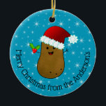 Décoration En Céramique Bonne Pomme de terre de Noël personnalisée<br><div class="desc">Joyeuse Pomme de terre de Noël portant un chapeau de Père Noël rouge avec une garniture de fourrure blanche et un pompon blanc. Son corps est brun avec de petits points noirs pour les yeux et un grand sourire heureux. Il a des bâtons pour les bras et tient des feuilles...</div>