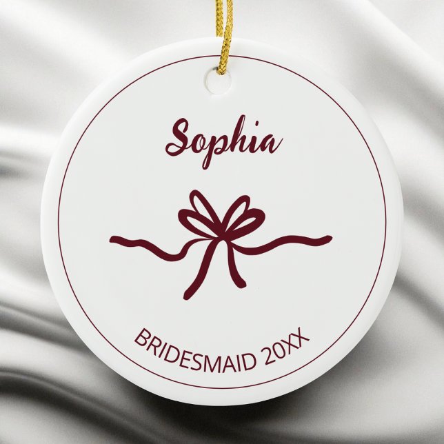 Décoration En Céramique Bourgogne Nœud Blanc Moderne Demoiselle d'honneur  (Burgundy Bow White Modern Bridesmaid Name Year Ceramic Ornament)