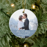 Décoration En Céramique Calligraphie Coeur M. et Mme Mariage Dusty Blue<br><div class="desc">Script de calligraphie simple moderne minimaliste M. et Mme Heart Bride et Groom Mariage ornement photo avec Snowflakes retour. Dusty Blue</div>