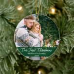 Décoration En Céramique Calligraphie Notre Premier Couple de Noël Vert<br><div class="desc">Élégant script de calligraphie Notre premier couple de Noël photo Ornement vert avec des flocons de neige retour</div>