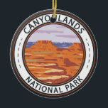 Décoration En Céramique Canyonlands National Park Island In the Sky Badge<br><div class="desc">Canyonlands conception d'art vectoriel. Le parc est connu pour ses paysages désertiques spectaculaires sculptés par le fleuve Colorado. Island in the Sky est une immense mesa au sommet plat avec vue panoramique.</div>