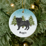 Décoration En Céramique Carlin noir mignon caricature Chien Snowy Winter F<br><div class="desc">L'illustration originale de Destei d'un mignon chien de race Carlin couleur manteau noir. Le chien est placé dans une scène hivernale avec trois sapins verts et la chute de neige. L'arrière - plan est un dégradé bleu à blanc qui donne un aspect froid d'hiver. Il y a aussi une zone...</div>