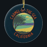 Décoration En Céramique Carmel-by-the-Sea California Retro en état de détr<br><div class="desc">Carmel-by-the-Sea dans un style vectoriel. Carmel-by-the-Sea est une petite ville balnéaire sur la péninsule de Monterey en Californie. Il est connu pour les musées et la bibliothèque de la Mission Carmel historique.</div>
