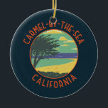 Décoration En Céramique Carmel-by-the-Sea California Retro en état de détr<br><div class="desc">Carmel-by-the-Sea dans un style vectoriel. Carmel-by-the-Sea est une petite ville balnéaire sur la péninsule de Monterey en Californie. Il est connu pour les musées et la bibliothèque de la Mission Carmel historique.</div>