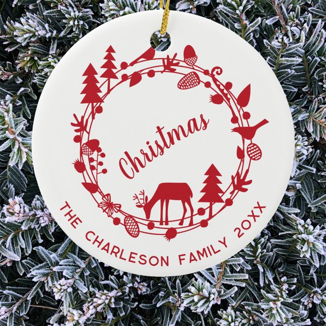 Décoration En Céramique Cerf Wreath Woodland - Noël personnalisé (Woodland forest wreath red and white personalized family name date text Christmas ornament)
