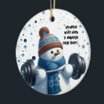 Décoration En Céramique Charming Poids Lifting Snowman<br><div class="desc">Un charmant bonhomme de neige lève un sonnette en plein air lors d'une journée enneigée,  accompagné d'un dicton plein d'esprit : "Les hommes de neige travaillent dur pour maintenir leur forme." Il est élégant dans sa toque et son écharpe sur cet ornement prêt à orner votre arbre.</div>
