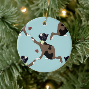 Décoration En Céramique Chat avec un arc attrape une coccinelle.