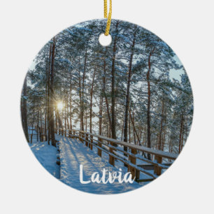 Décoration En Céramique Chemin en bois sur la forêt d'hiver enneigée