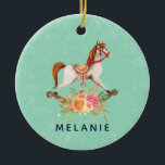 Décoration En Céramique Cheval à roche vintage avec Bouquet floral Nouveau<br><div class="desc">Un nouveau décor de bébé avec une image charmant et fantaisiste d'un cheval à bascule à l'ancienne avec un joli bouquet floral rose et jaune. L'arrière - plan est un motif damassé vert clair et abîmé. Prénom personnalisé sur le devant,  nom complet et informations de naissance sur le dos.</div>