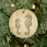 Décoration En Céramique Cheval Vintage Personnalisé Ocean Beach<br><div class="desc">Cet ornement d'arbres de Noël sur le thème de la plage présente des images vintage d'une mère et d'un bébé hippocampe. Ils sont fixés contre un arrière - plan papier de style vintage. Il peut être personnalisé avec un nom et une année ou tout texte que vous souhaitez ajouter. Quelques...</div>