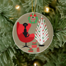 Chien noir dans une salle de Noël du milieu du siè