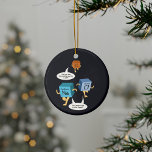 Décoration En Céramique Chimie Tableau périodique Éléments de la science a<br><div class="desc">Un joli et drôle ornement de chimie pour votre arbre ou en cadeau pour votre scientifique préféré, professeur de chimie ou diplômé. Le dicton de cette décoration est... regardez ça. C'est une blague sur les éléments. Des décorations personnalisées pour les geeks ou les professeurs de chimie avec une drôle de...</div>