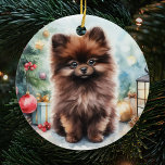Décoration En Céramique Chocolat Brown Poméranien Chiot Noël<br><div class="desc">Chocolat Sucré Poméranien Puppy ornement de Noël avec en aquarelle avec un arbre de Noël,  ornements et cadeaux dans l'arrière - plan. Le cadeau idéal pour les amoureux de Poméranie qui possèdent un pom marron chocolat.</div>