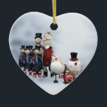 Décoration En Céramique Choeur de Noël Tin, avec Père Noël, Snowman, Pengu<br><div class="desc">Cet ornement coloré en forme d'arbre en forme de coeur présente tous les personnages traditionnels de Noël préférés,  le Père Noël,  un soldat à l'ancienne,  un bonhomme de neige,  le pingouin tous fabriqués à partir d'étain.</div>