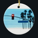 Décoration En Céramique Ciel de plage de la Californie de signe de route<br><div class="desc">La scène des Etats-Unis la Californie montre à la route infâme de Côte Pacifique 1 signe chez Huntington Beach par un feu de signalisation rouge d'arrêt contre un ciel de soirée avec des palmiers soufflant dans le vent contre un effet de texture de toile de faux.</div>
