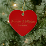 Décoration En Céramique Coeur rouge or mignon nom de script personnalisé d<br><div class="desc">Mignons or et coeur rouge personnalisées des noms de script personnalisés et date ornement céramique. Design élégant, classique et minimaliste. Texte en faux or entièrement personnalisable, cramson rouge solide arrière - plan Grand Valentin, mariage, fiançailles, anniversaire, petit ami, copine, amis, cadeau de Noël. Vérifiez que le reste de la collection...</div>