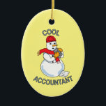 Décoration En Céramique Comptable cool Snowman<br><div class="desc">Le texte d'un comptable cool avec un Snowman tenant une calculatrice et une feuille de remboursement d'impôt à ses pieds est un modèle de cadeau amusant pour les comptables publics et les étudiants en comptabilité certifiés.</div>