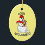 Décoration En Céramique Comptable cool Snowman<br><div class="desc">Le texte d'un comptable cool avec un Snowman tenant une calculatrice et une feuille de remboursement d'impôt à ses pieds est un modèle de cadeau amusant pour les comptables publics et les étudiants en comptabilité certifiés.</div>