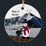 Décoration En Céramique Continuer sur Rocking Snowman Guitare Ornament en<br><div class="desc">Un superbe design de vacances pour un professeur de musique amoureux ou quelqu'un qui aime à brouiller sur sa guitare. Un panneau de fret avec un bonhomme de neige jammin jouant sa guitare électrique présenté ici sur un arrière - plan de montagne enneigé. Modifiez le message si vous le souhaitez....</div>