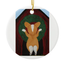 Corgi posant une couronne de Noël sur une niche po