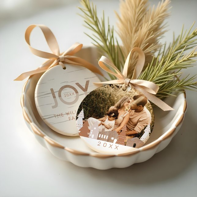 Décoration En Céramique Cosy Winter Village Woodgrain Accueil Famille Phot (Cozy Winter Village Woodgrain Home Family Photo Ceramic Ornament)