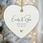 Décoration En Céramique Couple Fiançailles Faire-part Gold Heart Keepsaké<br><div class="desc">Célébrez leur amour avec une touche d'élégance ! Cet ornement de conservation est doté d'un coeur doré personnalisé,  parfait pour marquer un fiançailles ou un mariage. Une façon intemporelle de se souvenir de leur grand jour !</div>