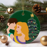 Décoration En Céramique Couple lesbienne de Noël LGBT<br><div class="desc">Belle décoration de Noël lesbienne avec un couple gay romantique. Deux femmes se tiennent dans une étreinte amoureuse devant un arbre de Noël festif sur un joli cadeau de décoration pour vos amis LGBT</div>