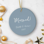 Décoration En Céramique Couple marié personnalisé, écrit à la main bleu<br><div class="desc">Célébrez votre premier Noël en couple marié avec cet ornement en céramique bleu foncé boho personnalisé. Doté d'une charmante écriture manuscrite, cet ornement affiche magnifiquement les noms de la mariée et du marié, ainsi que l'année. Le ton bleu terre ajoute une touche d'élégance naturelle, ce qui en fait un parfait...</div>