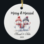 Décoration En Céramique Couples Snowman Merry & Mariage marié<br><div class="desc">Joyeux et marié Snowman Couples Ornement. Un design sympa pour se souvenir de votre événement spécial pour votre arbre de vacances !</div>